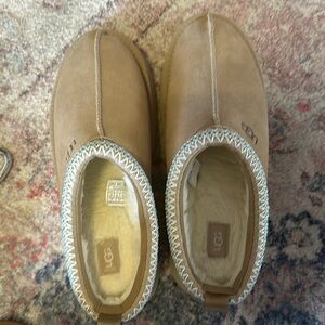 Ugg Tazman Platform in the color SAND size 10.